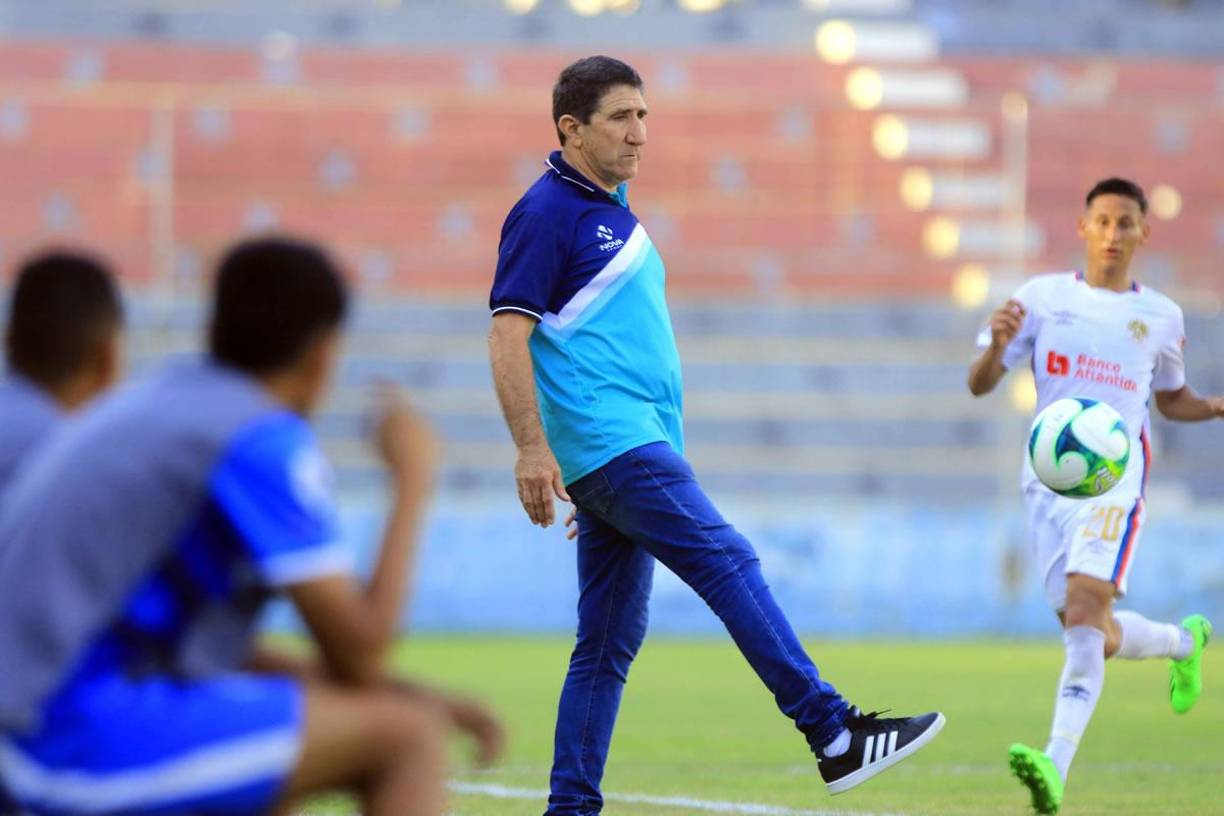 El entrenador del Victoria, Héctor Vargas, demostró tener toque en sus pies al bajar este balón.