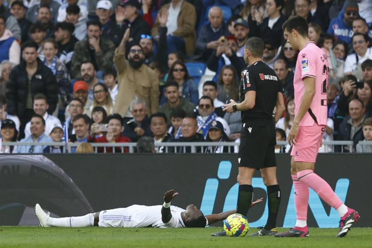 El brasileño se desesperó en algunas jugadas y en una terminó siendo amonestado por el juez central.