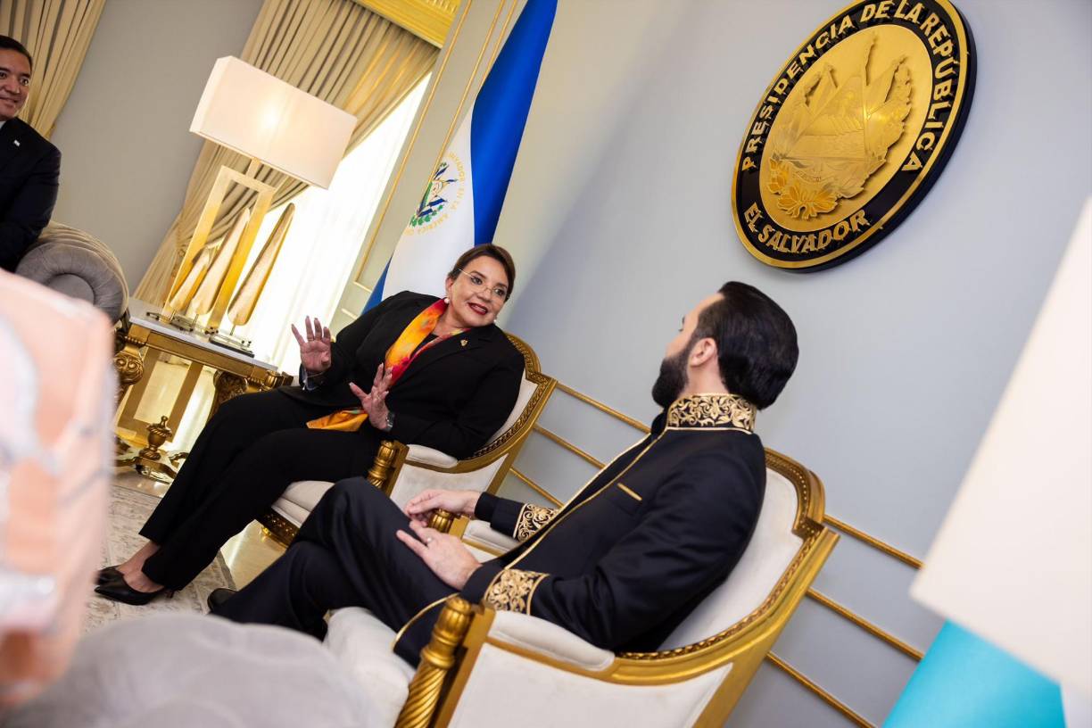 Castro y Bukele dialogaron sobre la Unión Aduanera, seguridad, fortalecimiento de las relaciones entre ambos países y otros temas de agenda común, indicó la Presidencia hondureña en un comunicado.