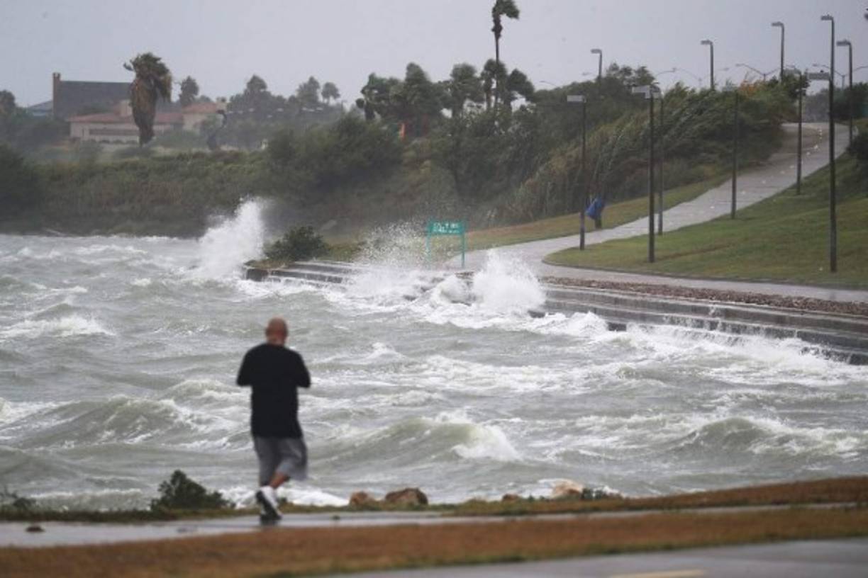 Cientos de miles de habitantes de la costa del Golfo de Estados Unidos fueron llamadas este viernes a evacuar, cuando el huracán Harvey ya se hace sentir en Texas y Luisiana con la amenaza de producir inundaciones 'catastróficas'.<br/><br/>