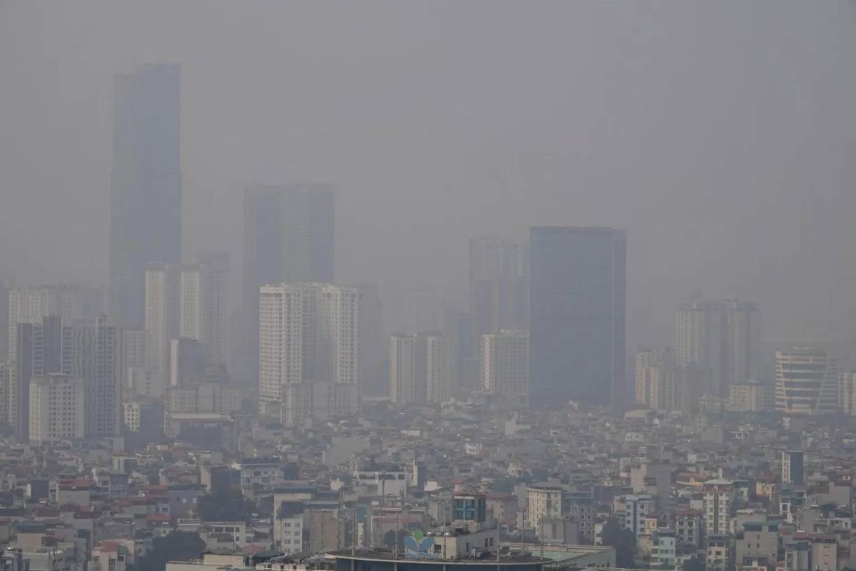 Hanói, Vietnam, que lleva varias semanas con los índices de contaminación disparados, recomienda a los ciudadanos que se abstengan de practicar deporte en el exterior y a la población de riesgo, entre ellos niños, mujeres embarazadas e individuos con enfermedades respiratorias, que se protejan con mascarillas si salen a la calle.