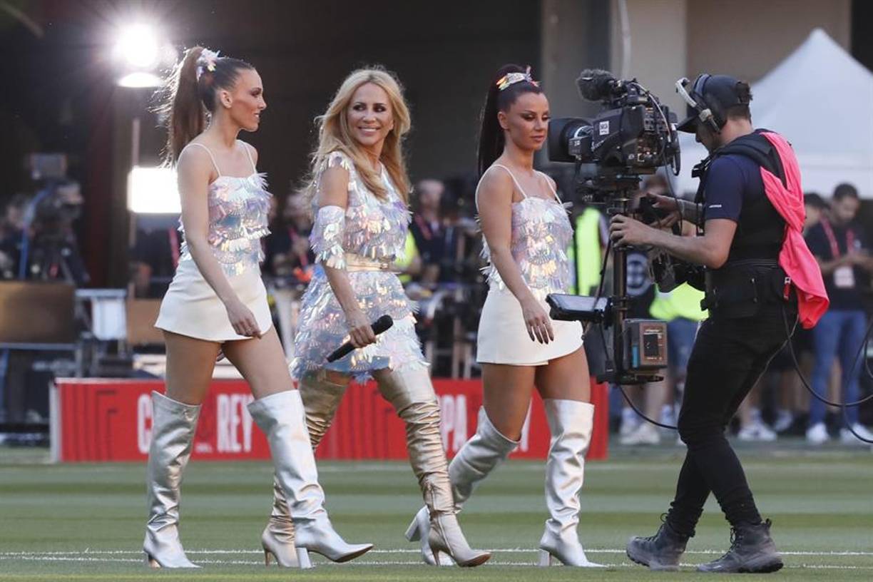 Por otra parte, la cantante Marta Sánchez generó una división entre los hinchas dentro del recinto.