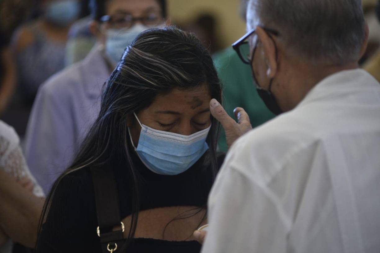 La fe y la devoción se conjugaron en los distintos templos de Honduras, hasta donde llegaron personas de todas las edades que acudieron a la imposición de cenizas antes de ir a sus trabajos.