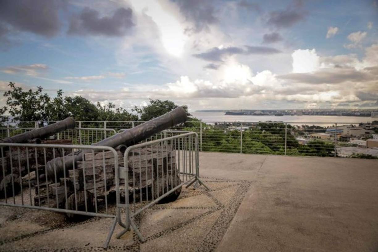 'La vida sigue en el paraíso', dice Josh Tyquengco, director de marketing de la oficina turística de Guam. 'No estoy al corriente de posibles anulaciones [de viajes]. Es la temporada alta en estos momentos para Guam. El caso norcoreano no ha tenido ningún impacto sobre el turismo por el momento'.