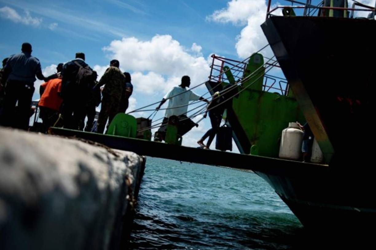 Ferris y cruceros de las compañías turísticas que ofrecieron su ayuda para evacuar a los damnificados salían repletos del Mash Harbor, en las islas Ábaco, que quedaron totalmente arrasadas tras recibir el impacto directo del ciclón el pasado domingo.