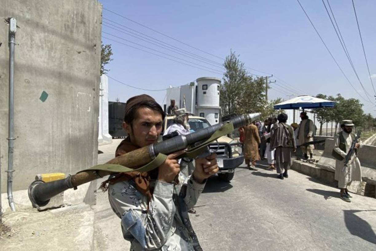 Con fusiles de alto calibre y lanzacohetes, los talibanes comenzaron a patrullar las calles de la capital de Afganistán, Kabul, tras 20 años de guerra por recuperar el poder. Fotos: AFP
