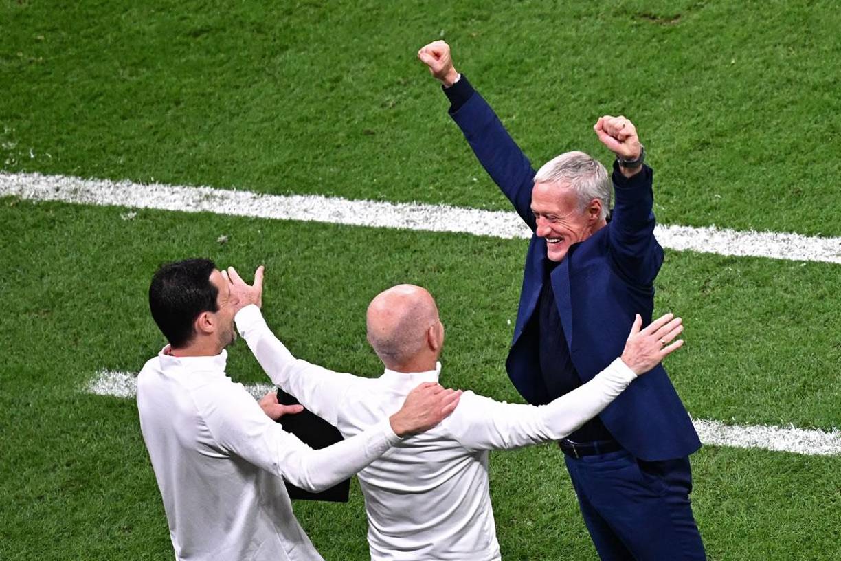 Didier Deschamps celebrando con su cuerpo técnico la clasificación a la final del Mundial de Qatar 2022.