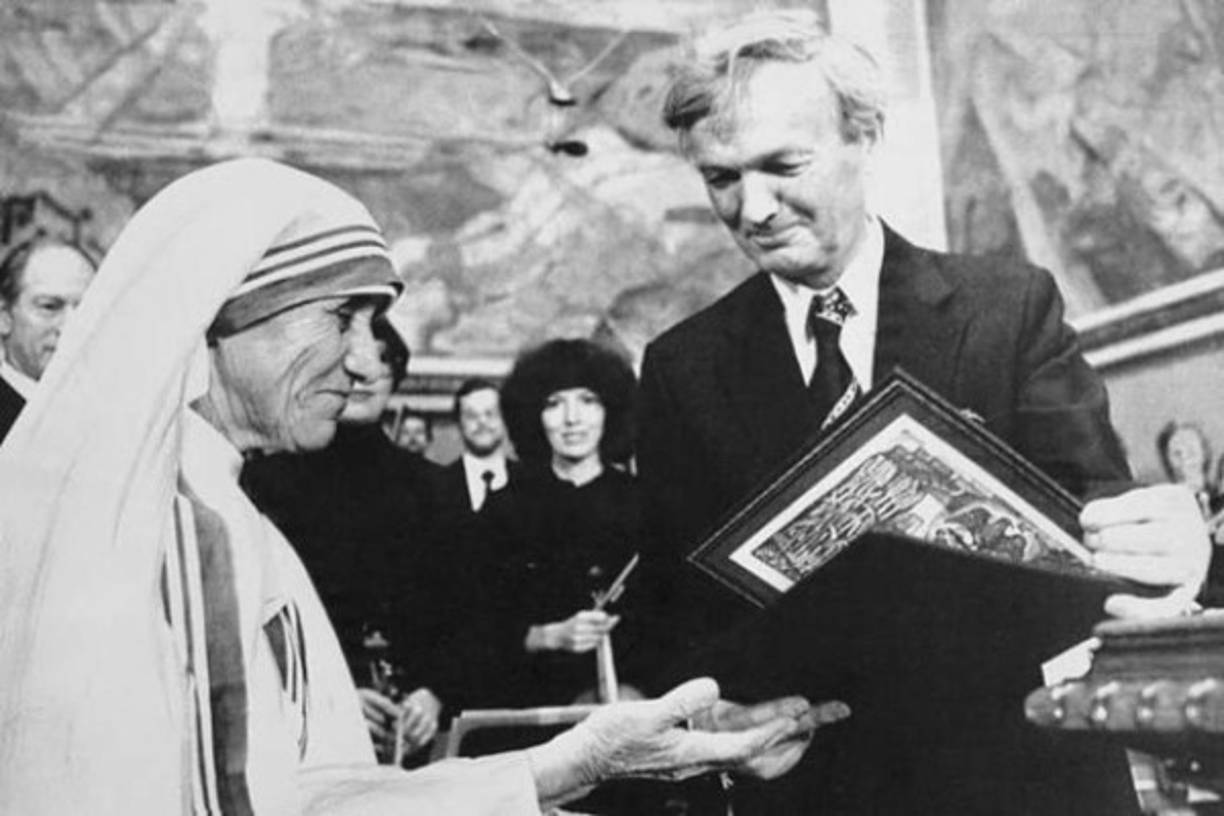 Obtuvo el Premio Nobel de la Paz en 1979 y el más alto galardón civil de la India, el Bharat Ratna, en 1980, por su labor humanitaria. A ellos se sumaron una decena de premios y reconocimientos de primer nivel, tanto nacionales como internacionales.