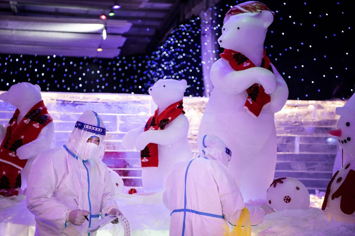 En China, celebrar la Navidad es una ofensa a las tradiciones ancestrales que puede ser castigada con duras multas y la cárcel. Desde 2018, las autoridades chinas ordenaron que sus ciudadanos deben promover la cultura y las tradiciones chinas, no las celebraciones occidentales como la Navidad.