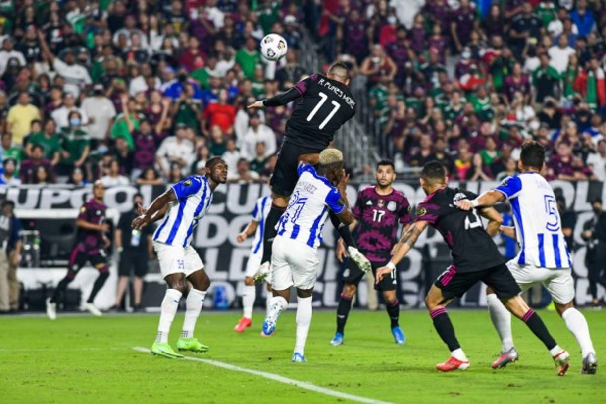 El tremendo salto que dio el goleador de México para superar a la defensa de Honduras.