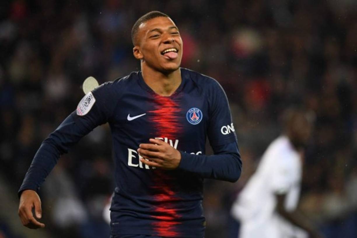 El joven delantero francés Kylian Mbappé ha causado revuelo luego de que el pasado domingo dejó entrever una posible salida del PSG. Tras estas declaraciones, hoy la prensa ha revelado un par de condiciones que puso el atacante para seguir en el cuadro galo.