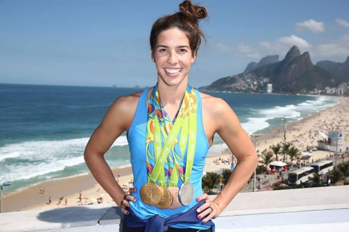 Maya Dirado, nadadora estadounidense que oro en 200 metros espalda, oro en el relevo 4x200 libre, plata en 400 metros combinado y bronce en 200 metros combinado, es también una analista de negocios por la Universidad de Stanford trabajando en una consultora de California.