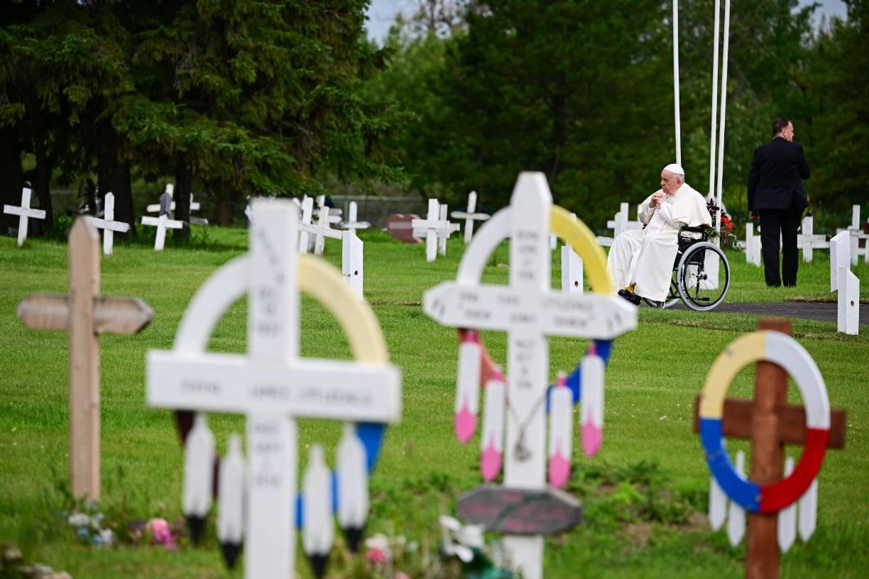 En abril que todo cambió cuando el papa Francisco presentó excusas en el Vaticano y prometió venir a Canadá, por lo que ahora miles de indígenas esperan a que el Pontífice reitere las disculpas, esta vez en su territorio.