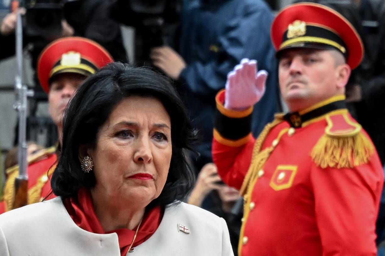<b>Salome Zurabishvili, ganadora de las elecciones presidenciales celebradas en Georgia en octubre y noviembre de 2018, es una veterana diplomática de carrera nacida y formada en Francia, país del que ha conservado la doble nacionalidad hasta justamente ahora y en cuyo Ministerio de Exteriores sirvió durante 30 años.</b>