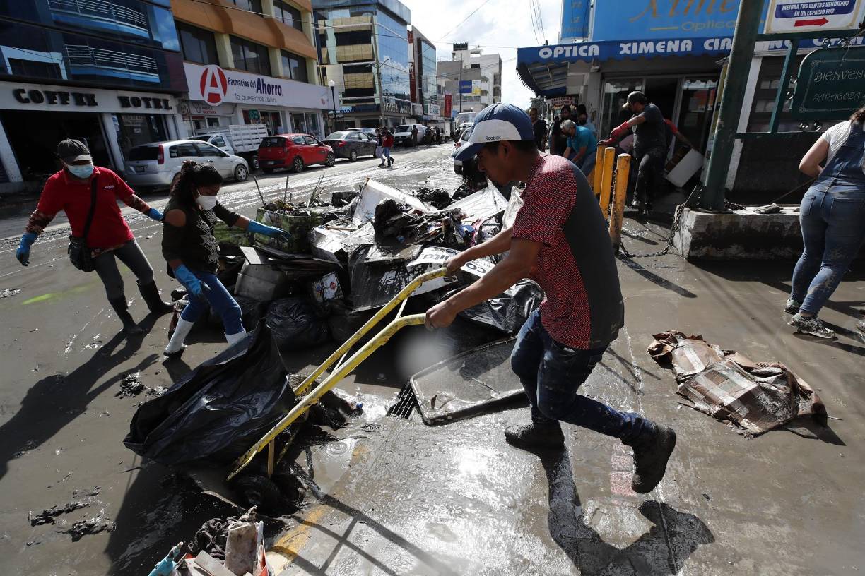 Las calles de esta ciudad ubicada a unos 70 kilómetros de la Ciudad de México lucen hoy llenas de colchones, muebles y electrodomésticos llenos de fango, que quedaron inservibles tras las inundaciones que, según los pobladores, alcanzaron casi 3 metros de altura.