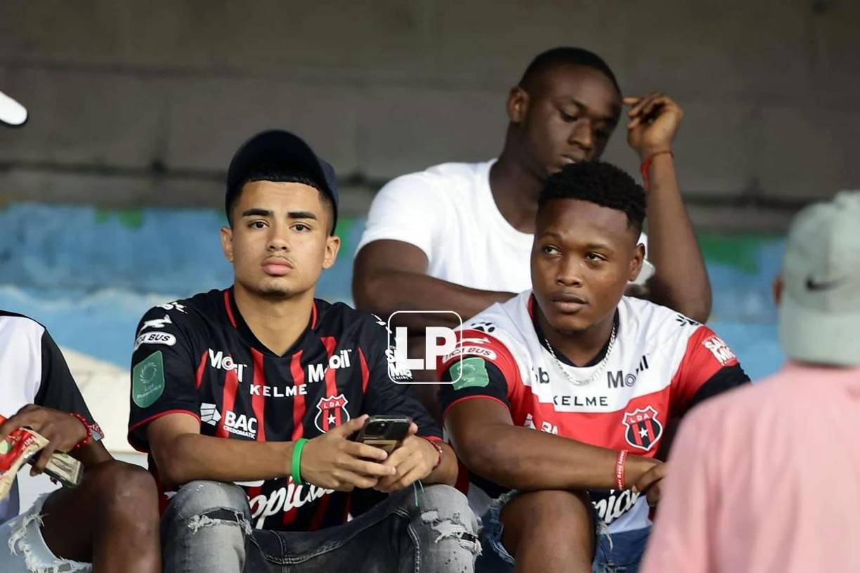 Isaac Castillo, jugador del Marathón, sorprendió llegando al estadio Morazán con la camiseta del Alajuelense puesta. Dicha indumentaria se la regaló su mejor amigo Bryan Félix, quien juega con el equipo tico, y llegó a apoyarlo.