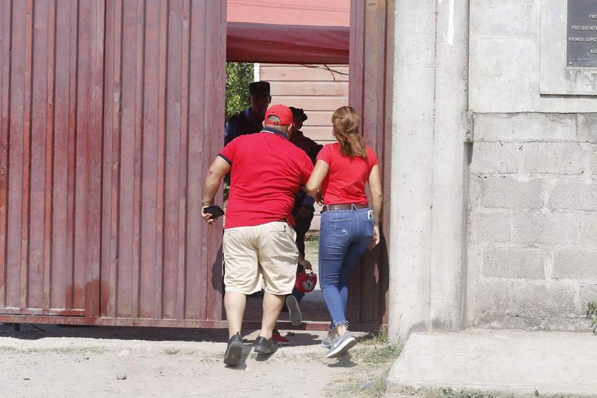 Aficionados tocoeños ingresando al estadio Francisco Martínez Durón.