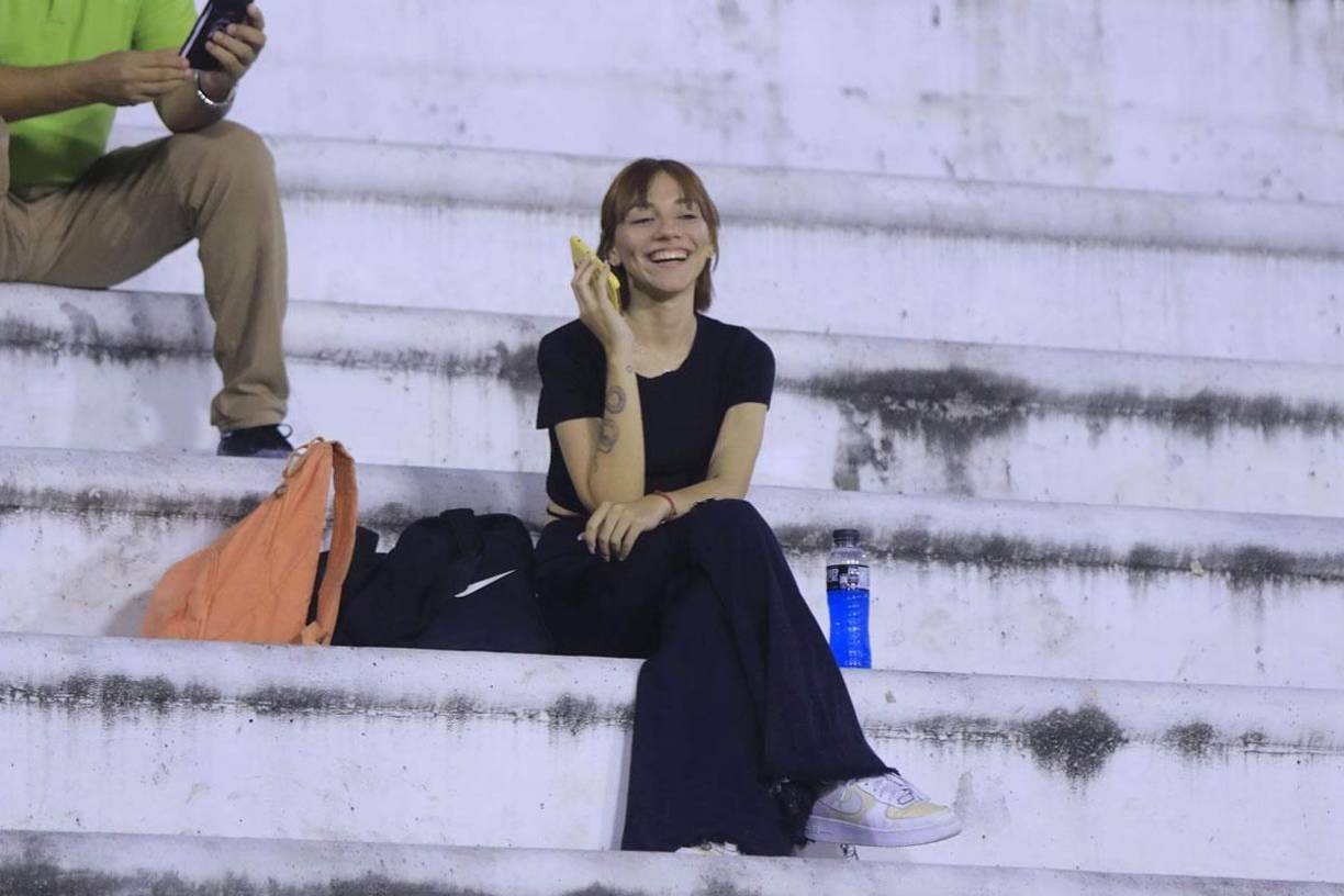 Esta chica, muy sonriente en las graderías del estadio Olímpico durante el derbi.