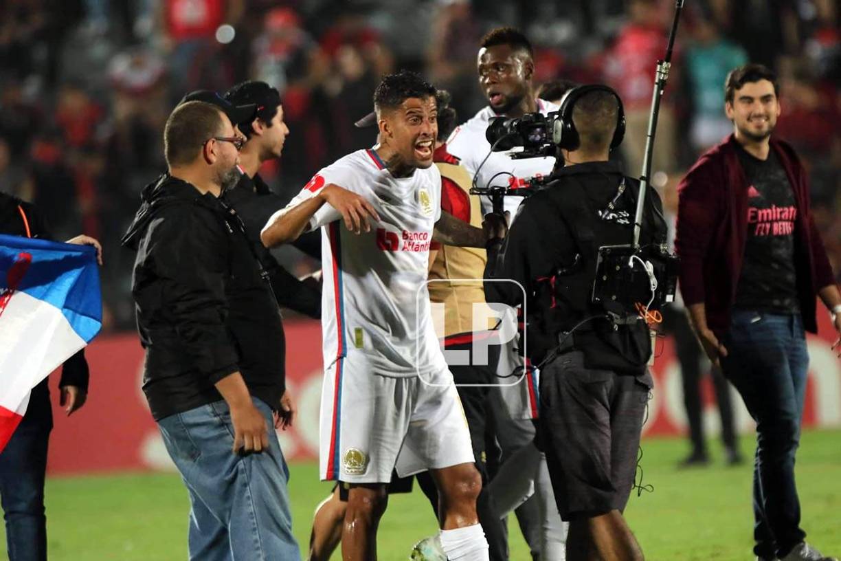 Gabriel Araújo Carvalho celebró frente a una cámara de televisión tras el pitazo final.