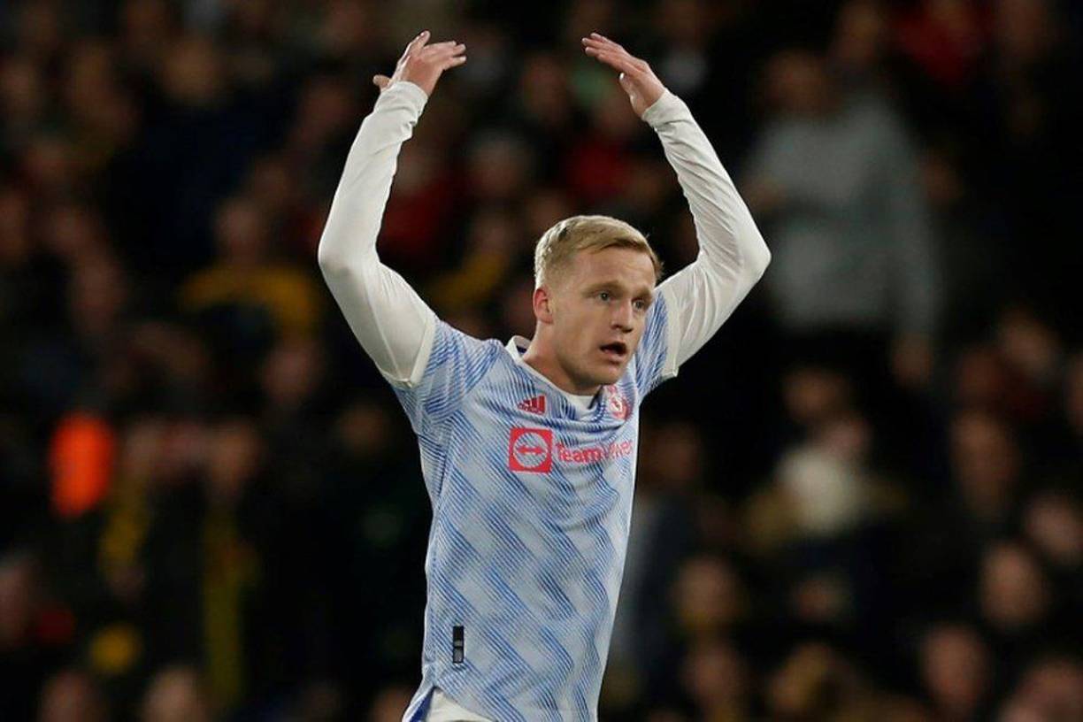 El volante neerlandés Donny van de Beek medita irse del Manchester United ya que desea tener más minutos.