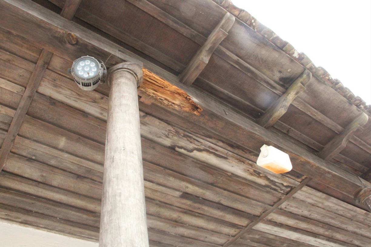 El deterioro se evidencia en sus techos de madera, lo cual genera preocupación.