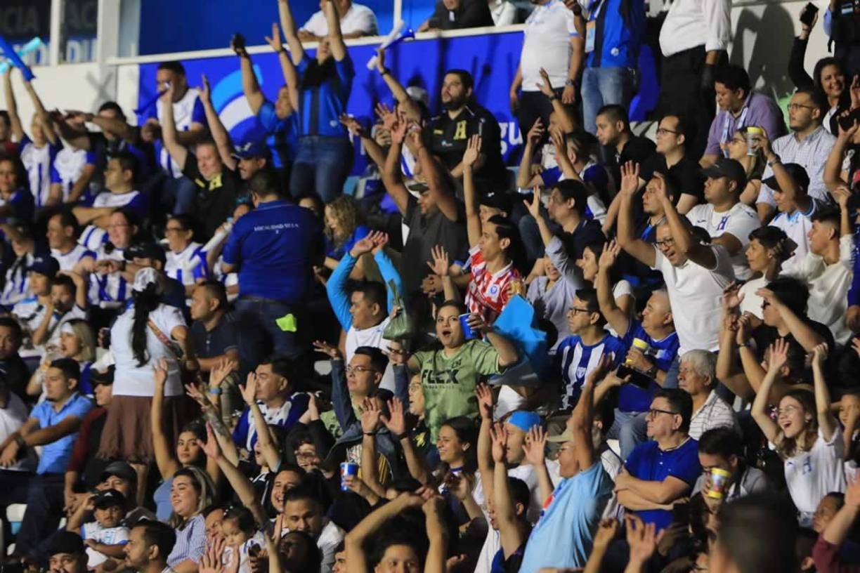 Los goles no llegaban, pero la afición hondureña disfrutaba en las gradas y hacían la ola.