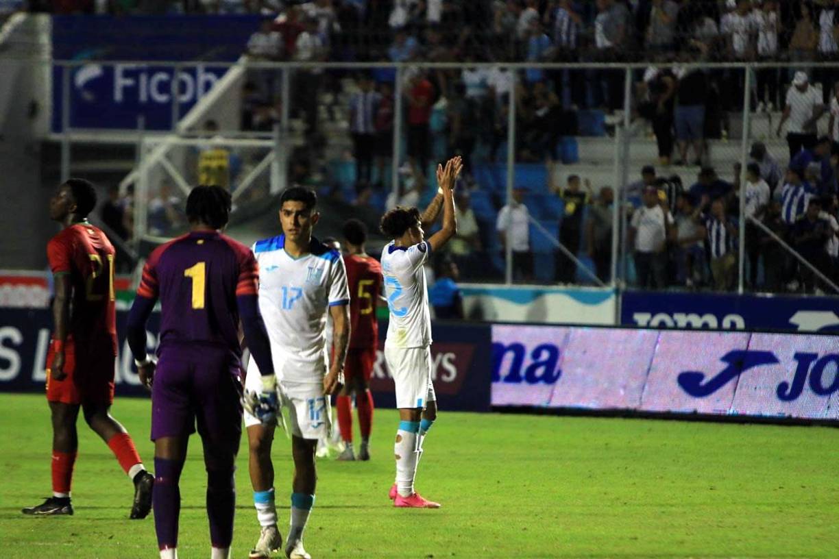 David Ruiz agradeció el apoyo de los aficionados hondureños con aplausos. Un buen detalle del joven jugador.