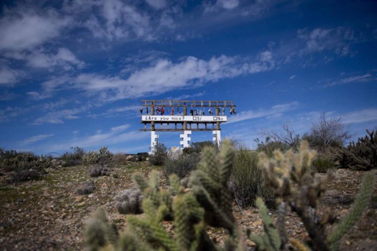 Una instalación de los artistas David Gleeson y Mary Mihelic que invita a los inmigrantes a responder “Are You Nice? Sí o No” en la frontera de México y EUA.