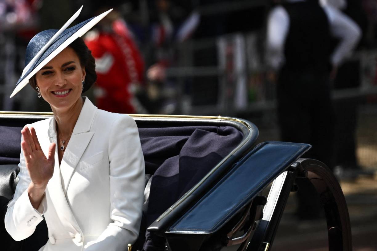 Kate Middleton lució uno de sus clásicos vestidos de abrigo de Alexander McQueen en blanco, que ya se le vio en la cumbre del G7 en Cornualles el año pasado.
