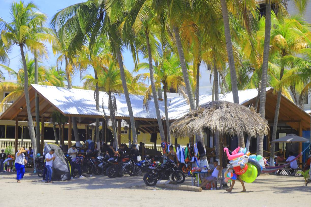 En carros particulares y otros en buses de excursiones de diferentes ciudades aprovecharon los hondureños del buen clima para viajar hasta la bahía de Tela, donde el comercio esta listo para atender a los visitantes.