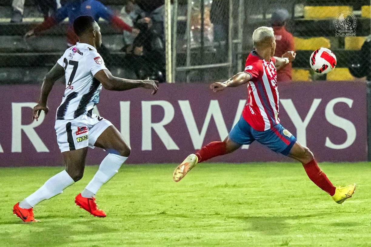 Brayan Moya marcó el primer gol del Olimpia con esta volea de zurda. ¡Golazo!