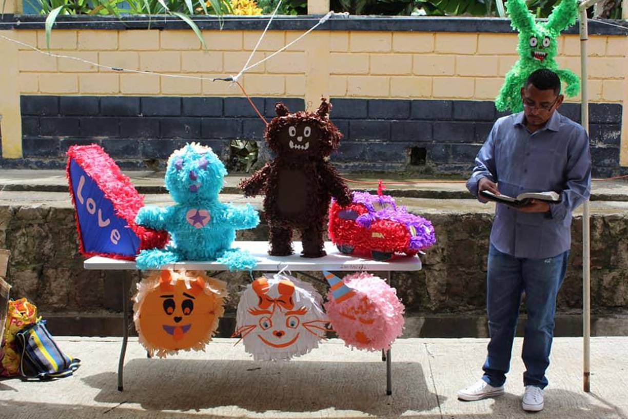 Son al menos 1,400 piñatas, de las cuáles, mil (1,000) fueron enviadas a distintos sectores de San Pedro Sula, Cortés de donde varios de ellos son originarios. La donación fue enviada a través de la Asociación de Familiares de las Personas Privadas de Libertad.