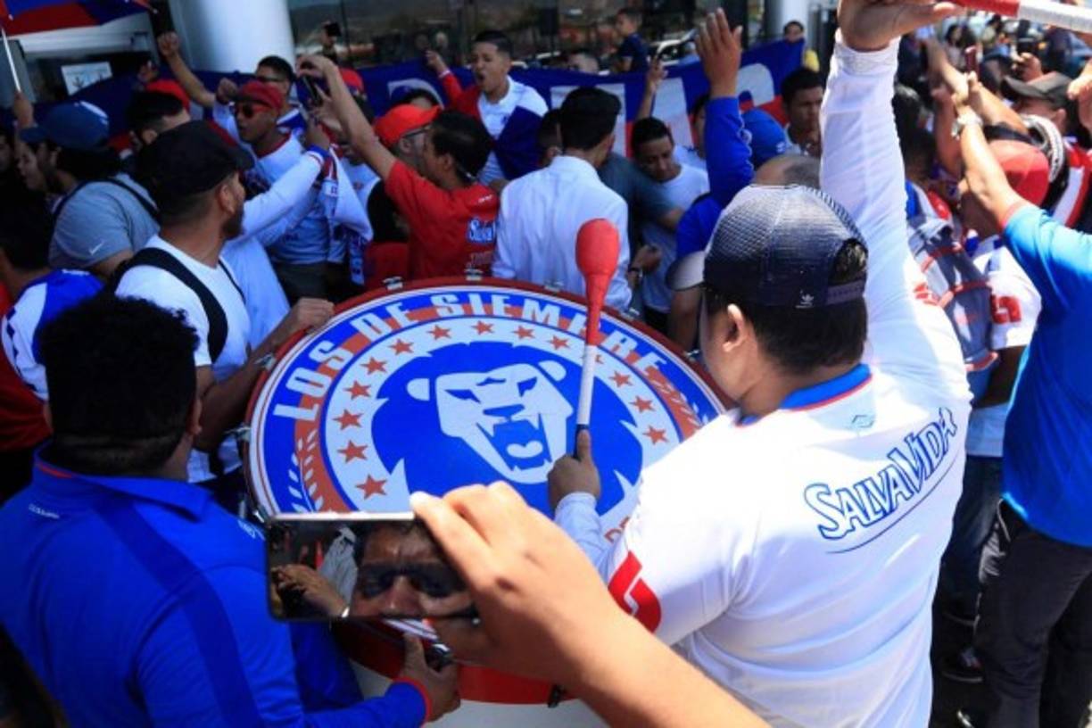 Hasta con bombos alentaron al Olimpia en el aeropuerto.