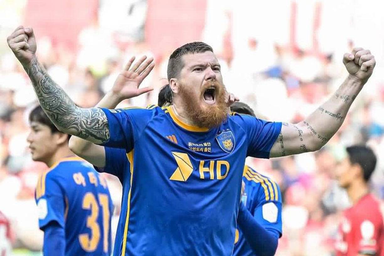 Ádám, atacante del Ulsan Hyundai de Corea del Sur, ha sido objeto de múltiples comentarios en redes sociales por su llamativo físico.