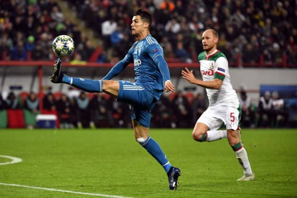 Cristiano Ronaldo demostró lo elástico que es en esta acción. Tremendo como se estiró el luso para bajar el balón.