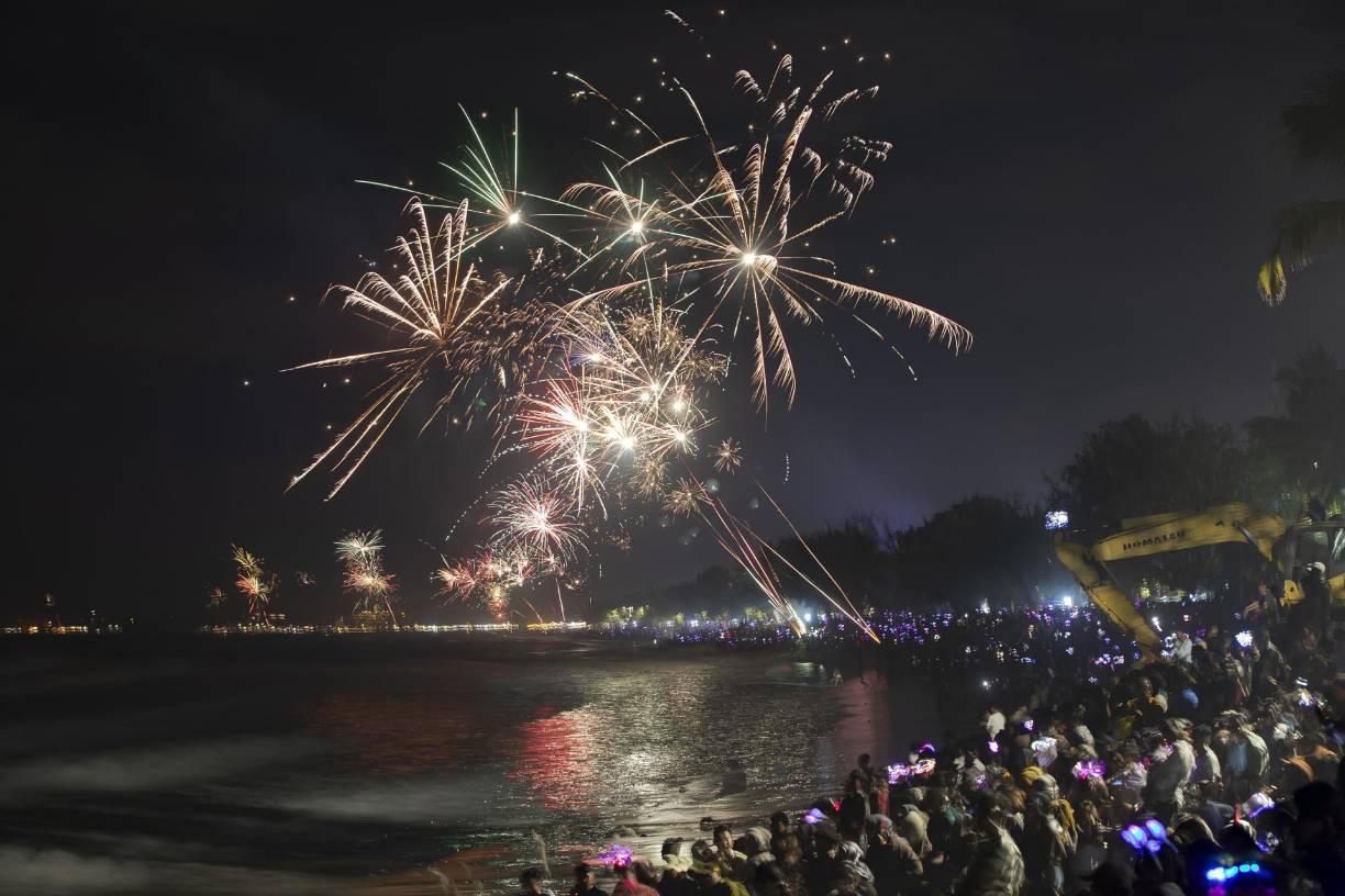 Miles de turistas y locales disfrutaron de los fuegos artificiales en Bali, Indonesia.