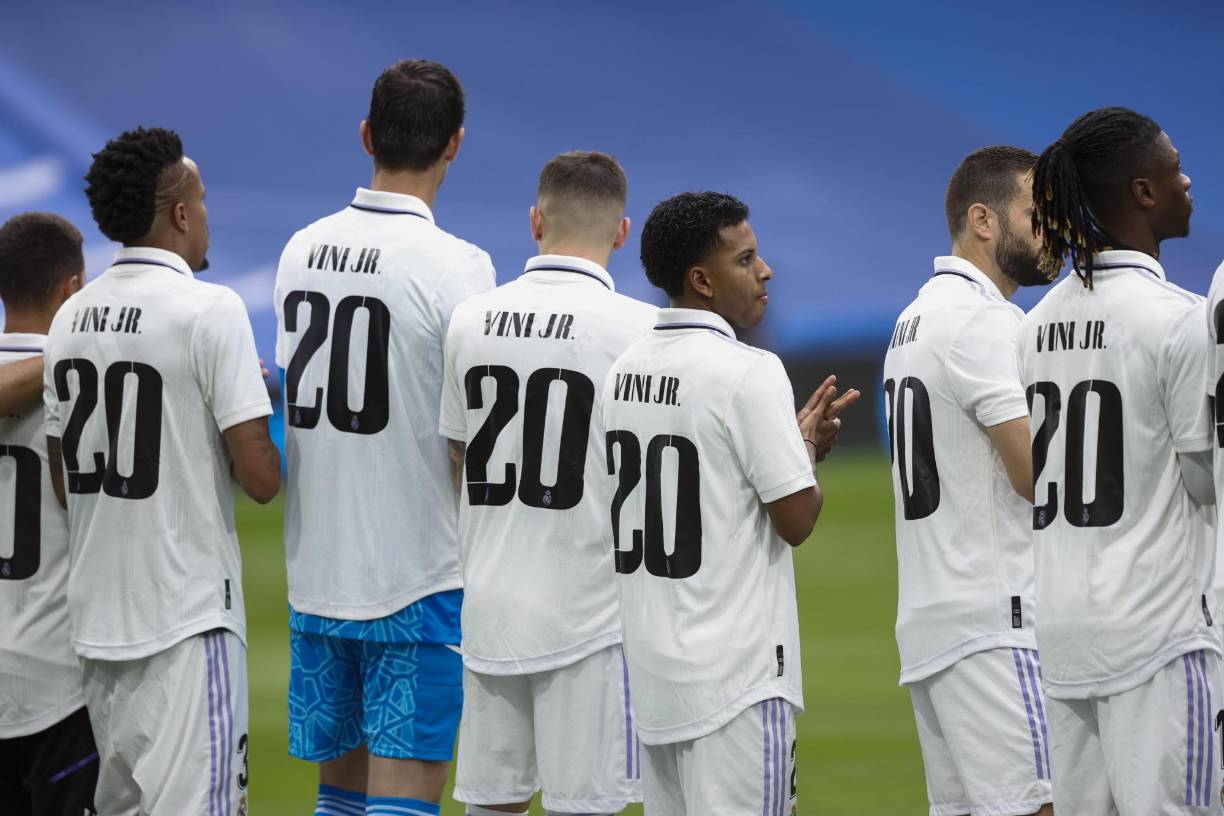 Los jugadores del Real Madrid saltaron al terreno de juego con la camiseta de Vinícius Junior y se fotografiaron juntos, de espaldas.