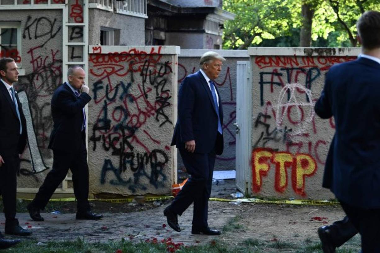La policía estadounidense lanzó gases lacrimógenos contra los manifestantes que protestaban frente a la Casa Blanca para dispersarlos y así lograr que el presidente Donald Trump lograra caminar desde la residencia presidencial hasta una iglesia que fue vandalizada anoche.