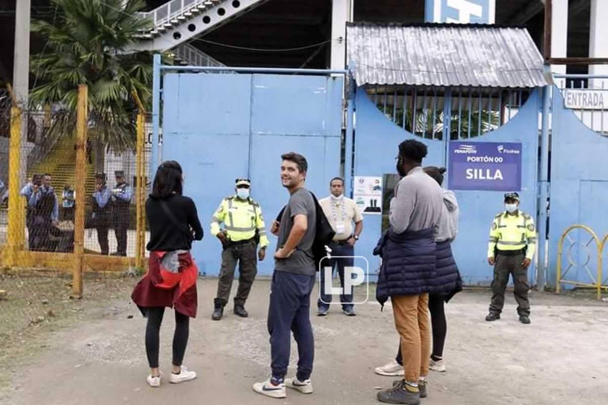 Pero se fueron desilusionados ya que no pudieron ingresar al estadio Olímpico pues el partido era a puertas cerradas.