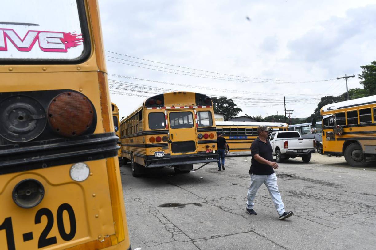 Otros que usan transporte público están caminando importantes distancias para llegar a su destino. Líderes del transporte están conversando con la Policía Nacional para llegar a un acuerdo, están pidiendo presencia policial en paradas clave.