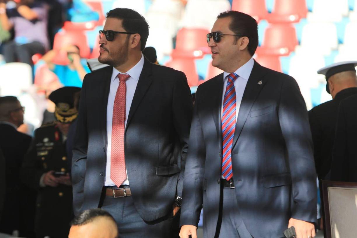 Su hijo y asesor privado, Héctor Zelaya, y su sobrino, José Zelaya, acompañan a la mandataria dentro del recinto capitalino. 