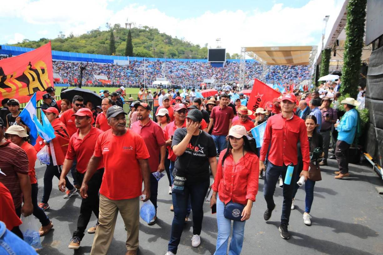 El expresidente Zelaya tampoco se salvó de los abucheos de los presentes en las graderías del coloso capitalino. 