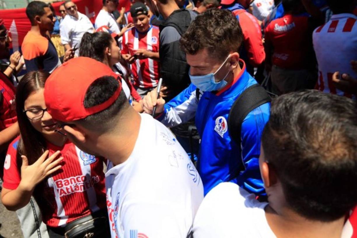 Matías Garrido, con una mascarilla, firmó autógrafos a los aficionados olimpistas.