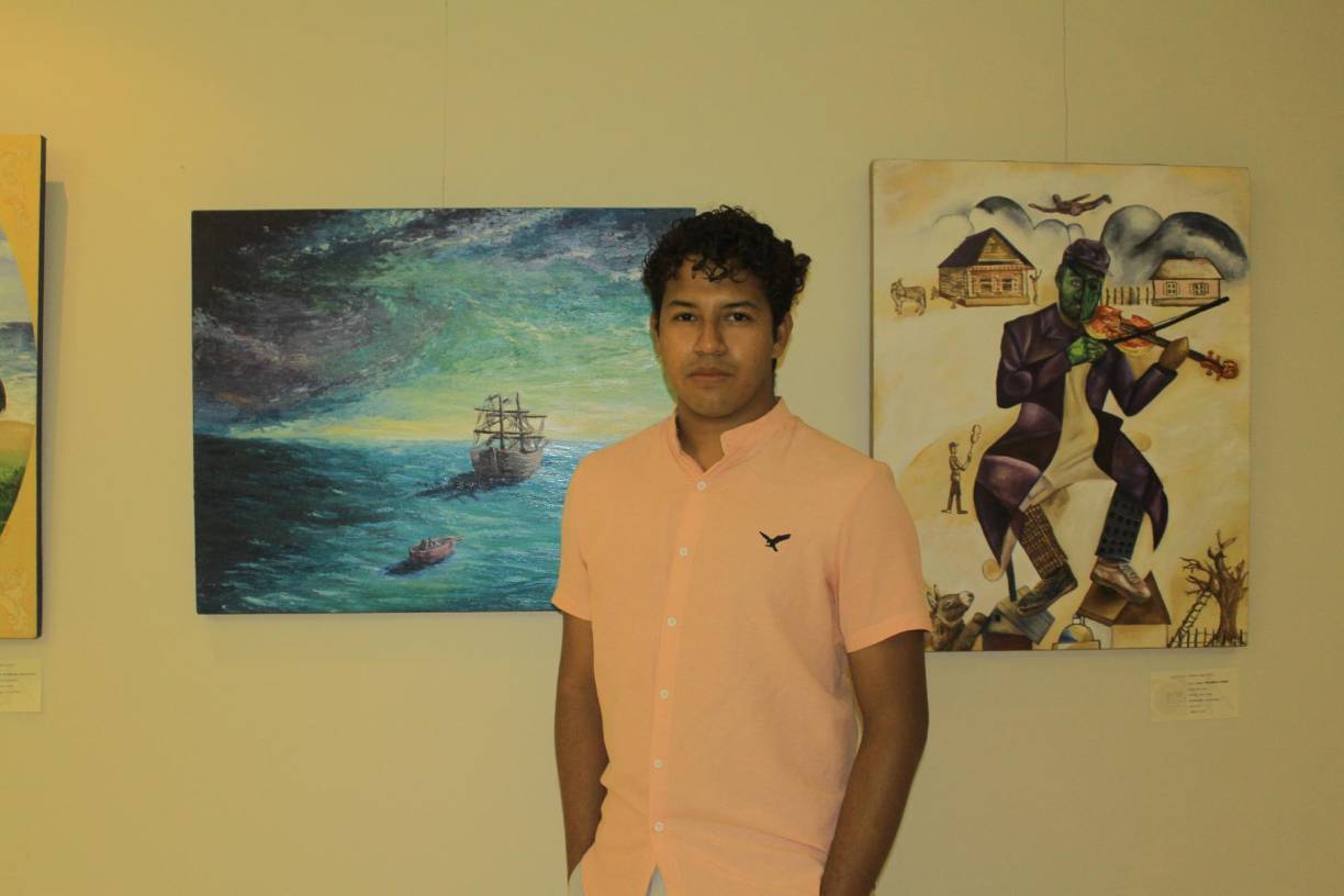 Anthony Cálix con su obra “La nave de la tempestad”. 