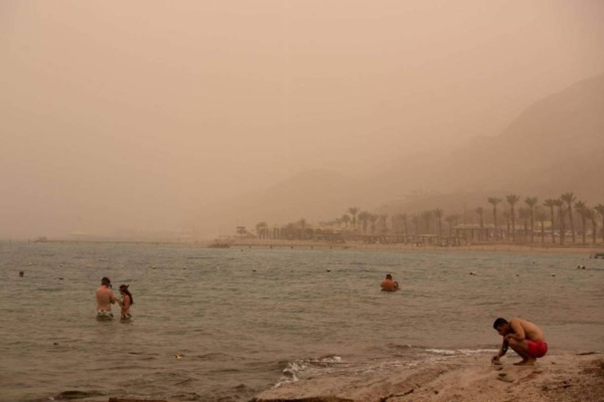 Turistas disfrutan del Mar Rojo en las playas de Eilat.