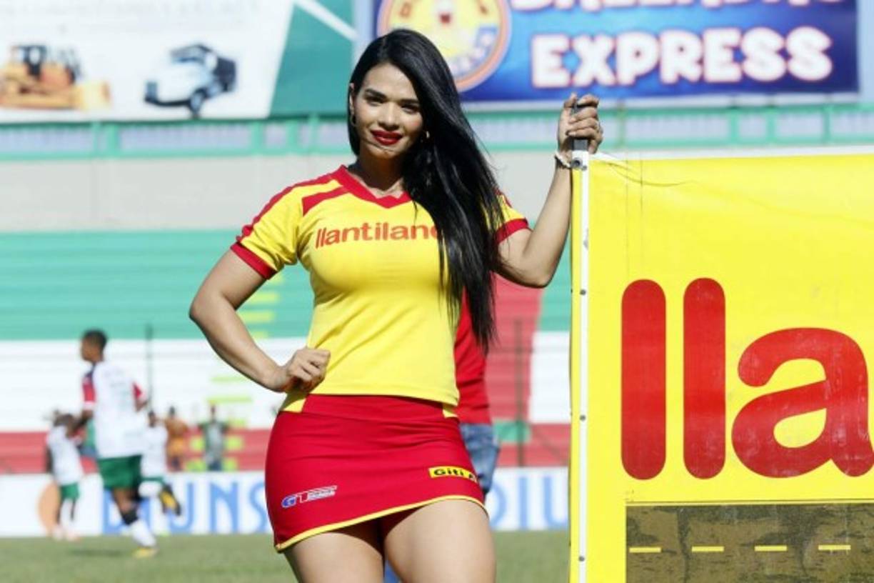 Una hermosa edecán que adornó el partido Marathón-Real Sociedad en el estadio Yankel Rosenthal.