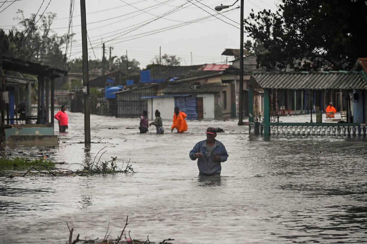 El huracán Ian, con categoría tres (sobre cinco) en la escala Saffir-Simpson, ocasionó este martes cuantiosos daños materiales en el occidente de Cuba, con intensas lluvias y fuertes vientos, a su paso rumbo norte hacia a la Florida (EEUU).
