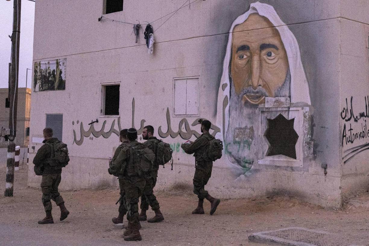“Los combates terrestres en el norte de la Franja de Gaza continúan, estamos avanzando en las etapas de la guerra según el plan, estamos ampliando gradualmente la actividad terrestre y el alcance de nuestras fuerzas. La actividad desde tierra es compleja e incluye riesgos también para nuestras fuerzas”, agregó el portavoz.