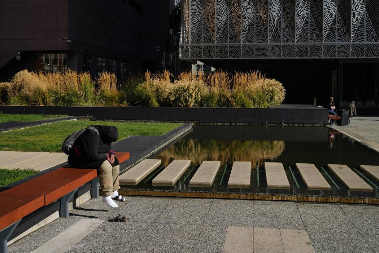 Pero una o dos calles más allá del Centro de Convenciones Moscone, donde se reúne el <b>APEC</b>, la ilusión da paso a la realidad: las drogas causan estragos entre sus consumidores. 