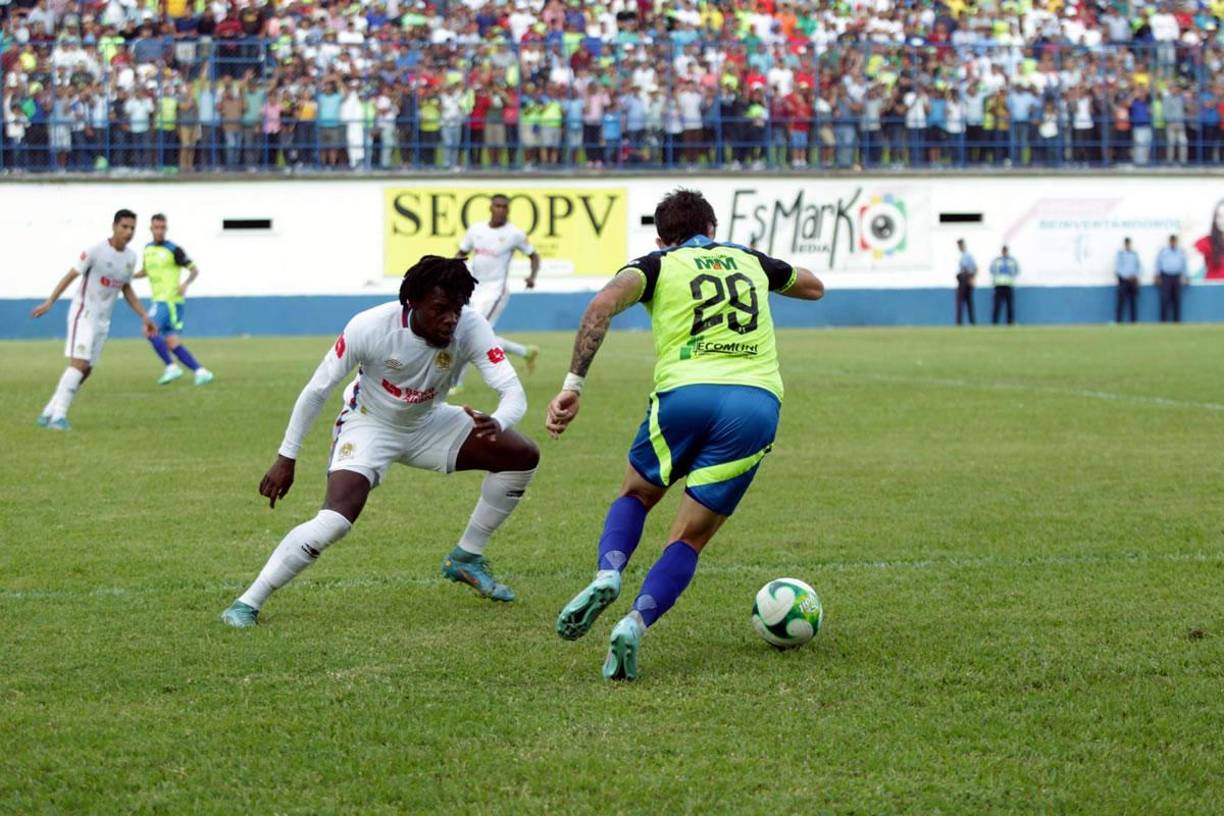 El argentino Agustín Auzmendi tratando de pasar del defensa José García.